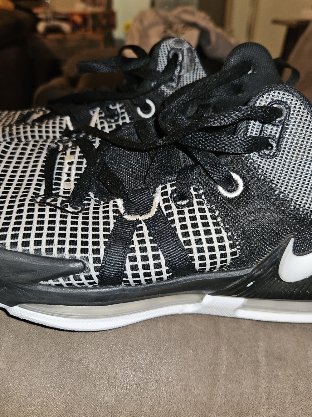 Nike Men’s Lebron Witness 6 Basketball Shoes